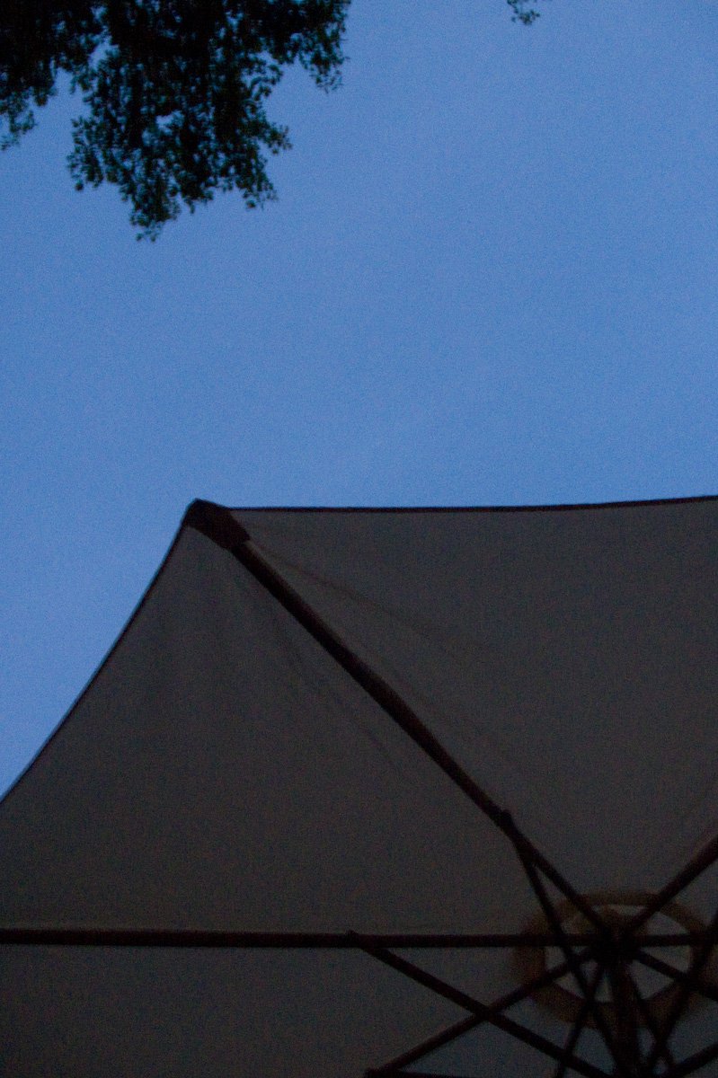 Een parasol in de schemering