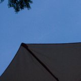 Een parasol in de schemering