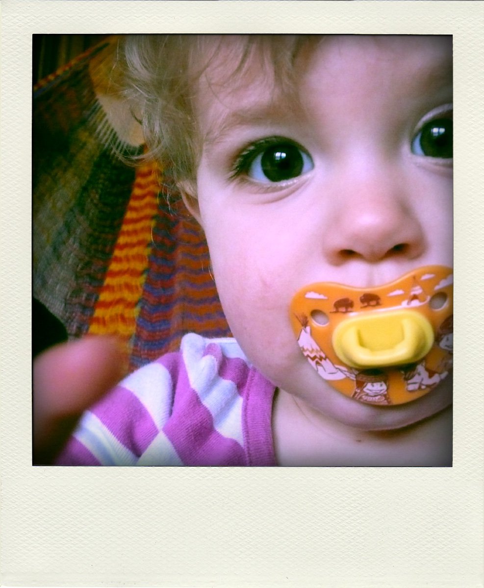 Poladroid van Kiki met een nieuwe speen