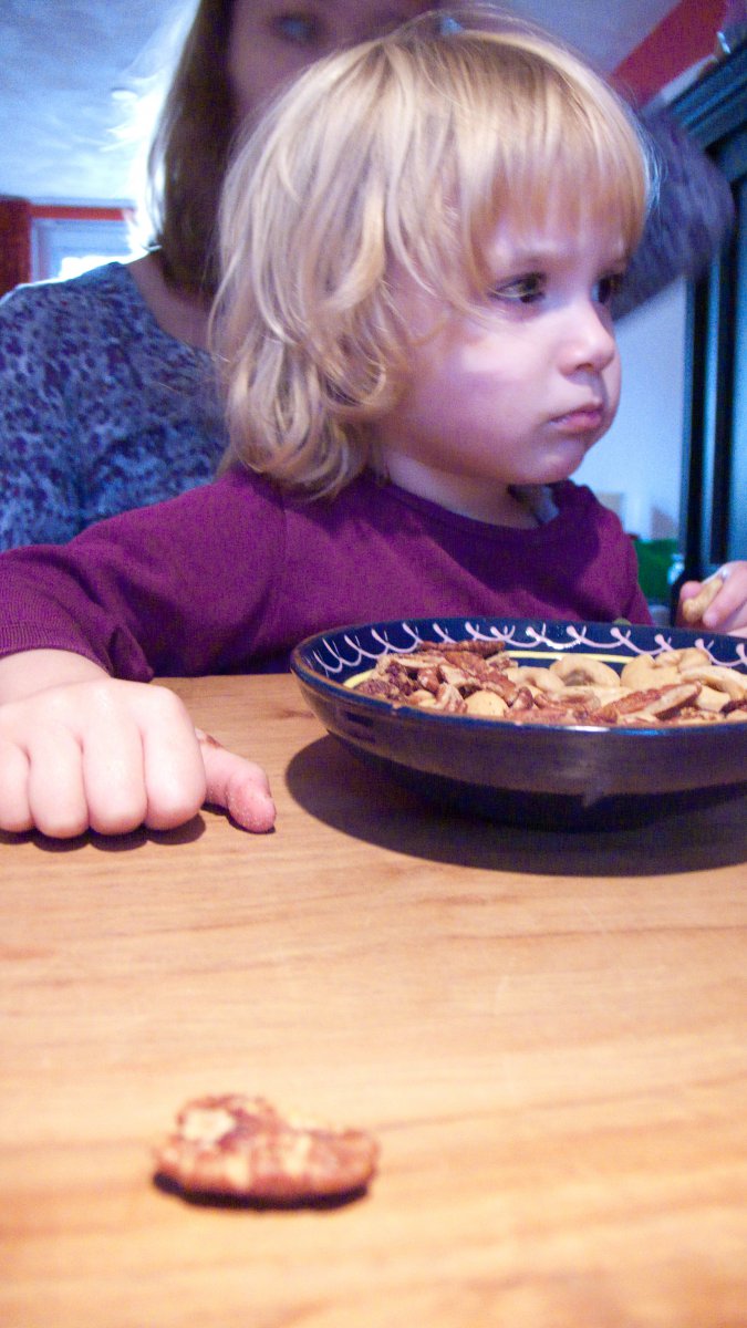 Kiki eet cashewnoten #01