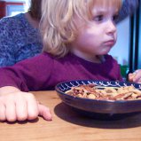 Kiki eet cashewnoten #01
