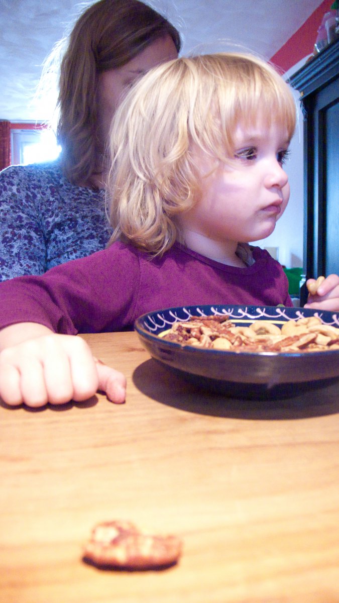 Kiki eet cashewnoten #02