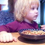 Kiki eet cashewnoten #02