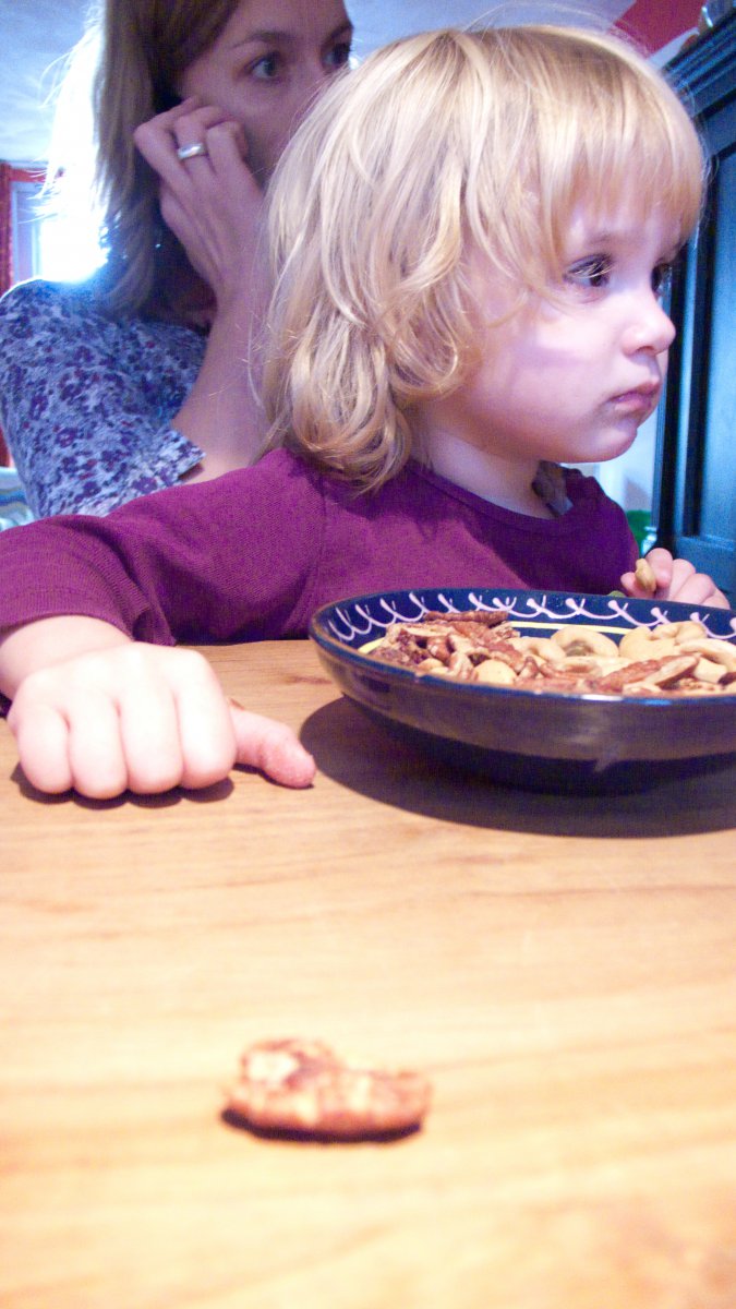 Kiki eet cashewnoten #03