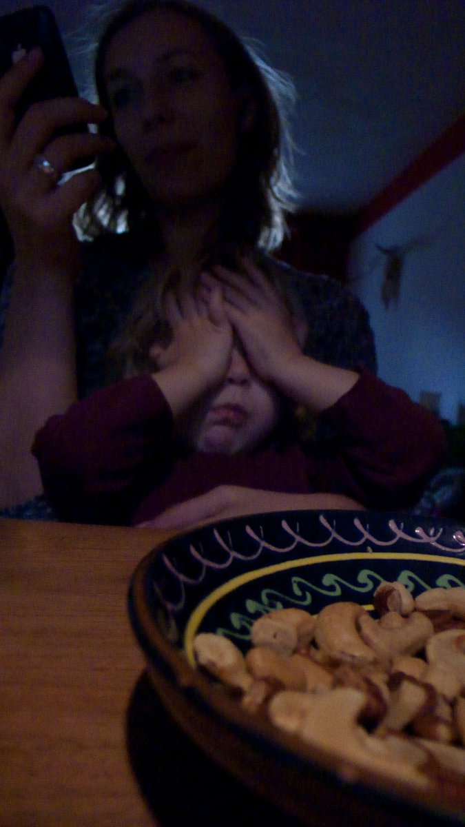 Kiki eet cashewnoten #04