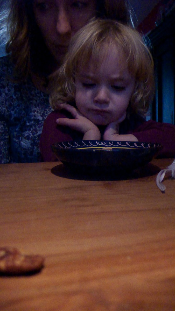 Kiki eet cashewnoten #06
