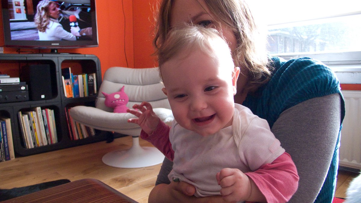 Kiki en mama in de woonkamer #01