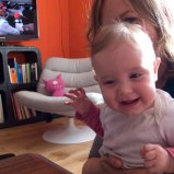 Kiki en mama in de woonkamer #01