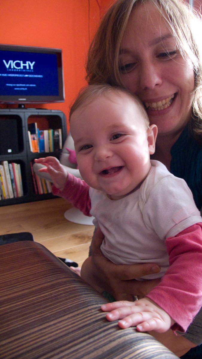 Kiki en mama in de woonkamer #02