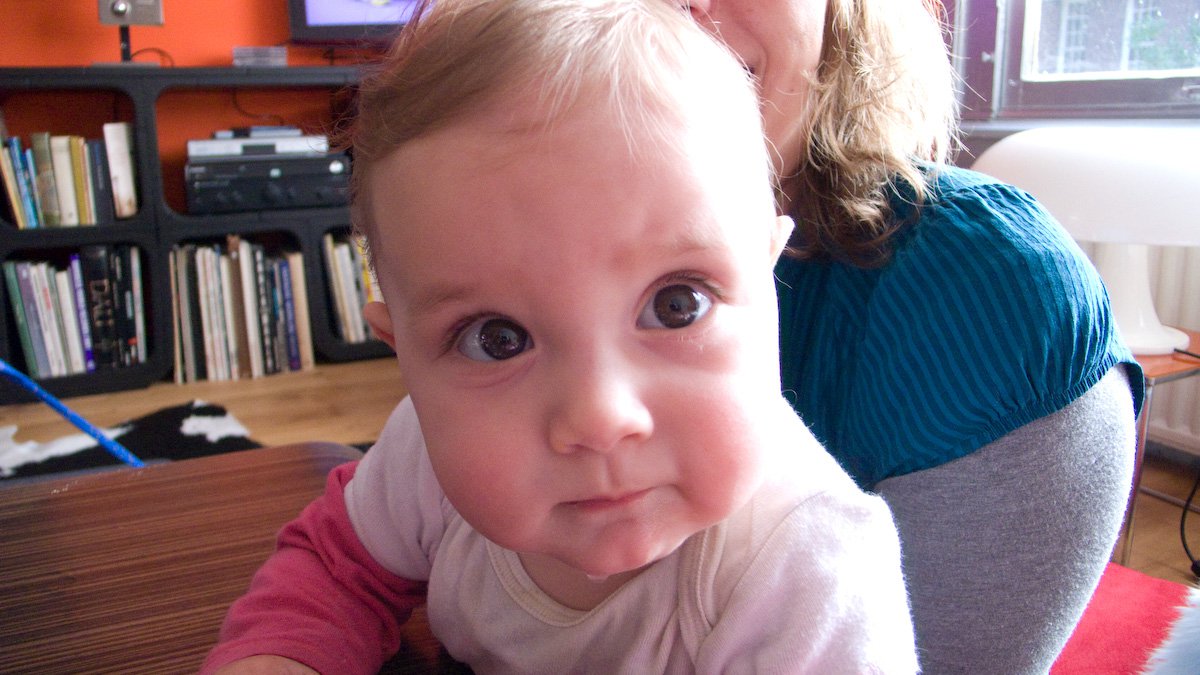 Kiki en mama in de woonkamer #04