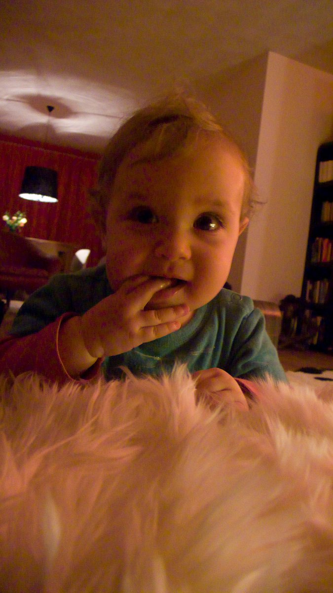 Kiki kijkt naar papa