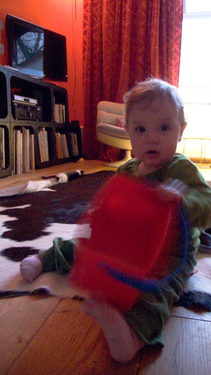 Kiki met haar eerste sinterklaascadeau #03
