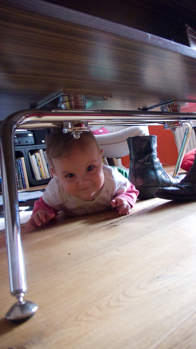 Kiki onder de tafel #01