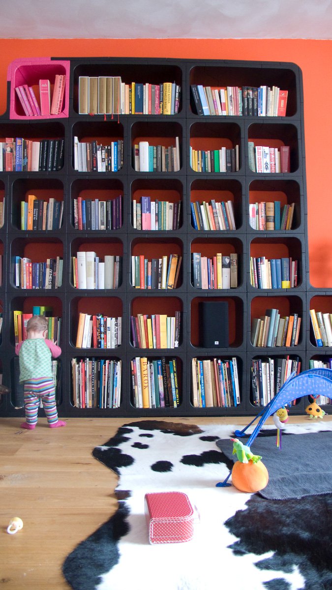 Kiki staat voor de boekenflat #01