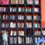 Kiki staat voor de boekenflat #01