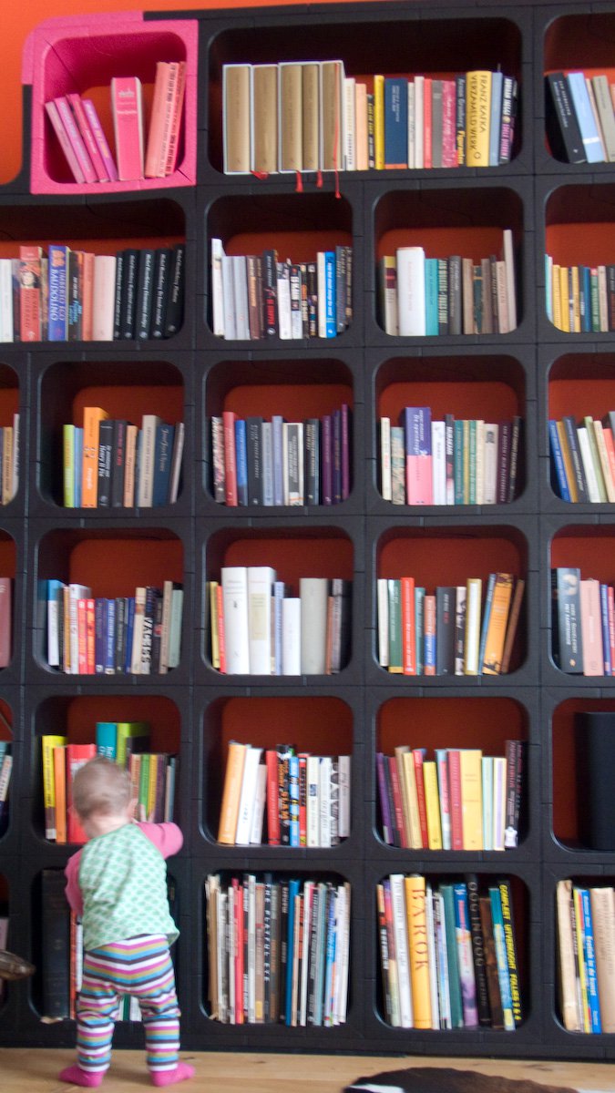 Kiki staat voor de boekenflat #02