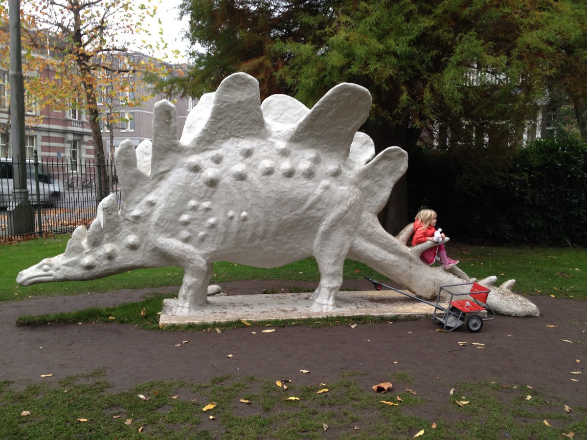 Kiki zit op een dinosaurus