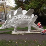 Kiki zit op een dinosaurus