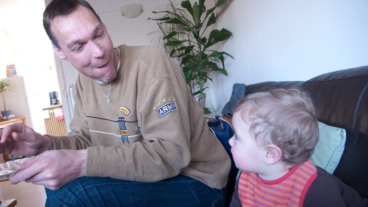 Met oom op de bank