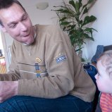 Met oom op de bank