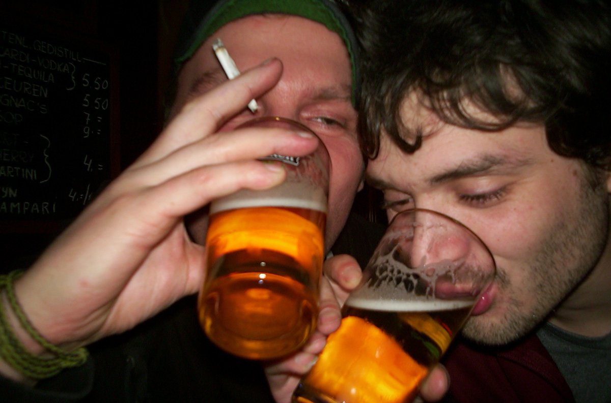 Bier drinken met peer