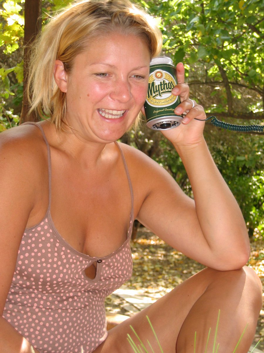 Corne met een blikje Mythos bier