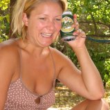 Corne met een blikje Mythos bier