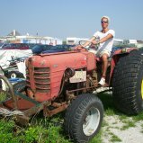 Ivor op een tractor