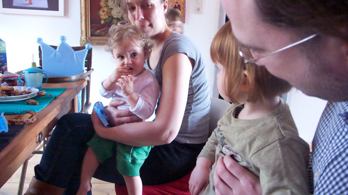 Oom, nichtjes en moeder