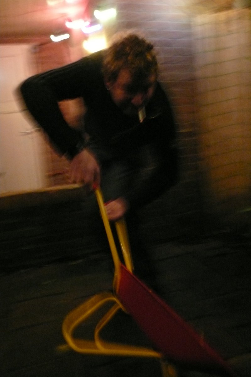 Vlak voor twaalven met een kruiwagen