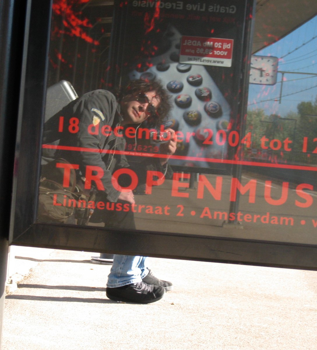 Zelfportret met geleende voeten