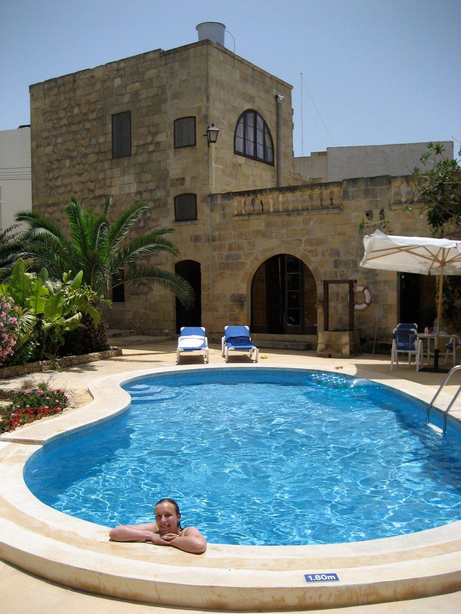 In het zwembad op Gozo