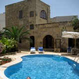 In het zwembad op Gozo