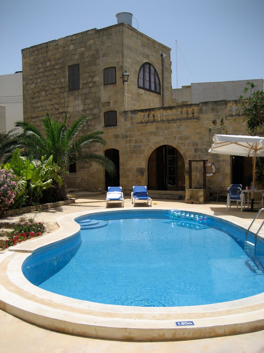 Zwembad met villa op Gozo
